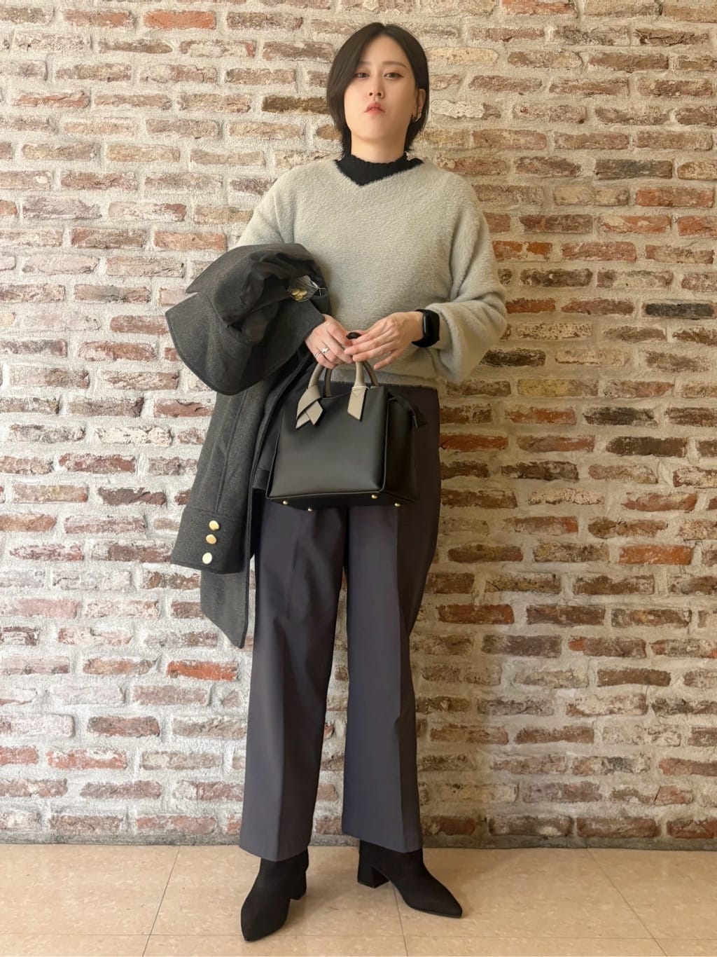 しばさんの「THE SHOP TK｜クラシカルな装い ウールライクスタンドカラーコート」を使ったコーディネート