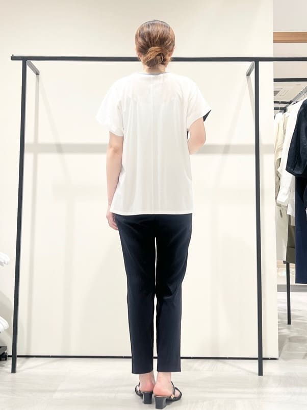 T.Kさんの「INDIVI｜【洗える／汗ジミ防止】バイカラー＆アシメヘム Tシャツ」を使ったコーディネート