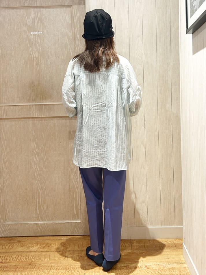 yukaさんの「SHOO･LA･RUE｜【S-LL】程よい透け感 ストライプ柄 お袖ギャザーデザインシャツ」を使ったコーディネート