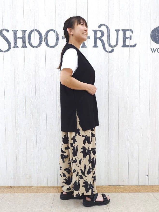 とろろさんの「SHOO･LA･RUE｜【2点セット】着回しいろいろ ジレ＋ロゴTシャツ」を使ったコーディネート