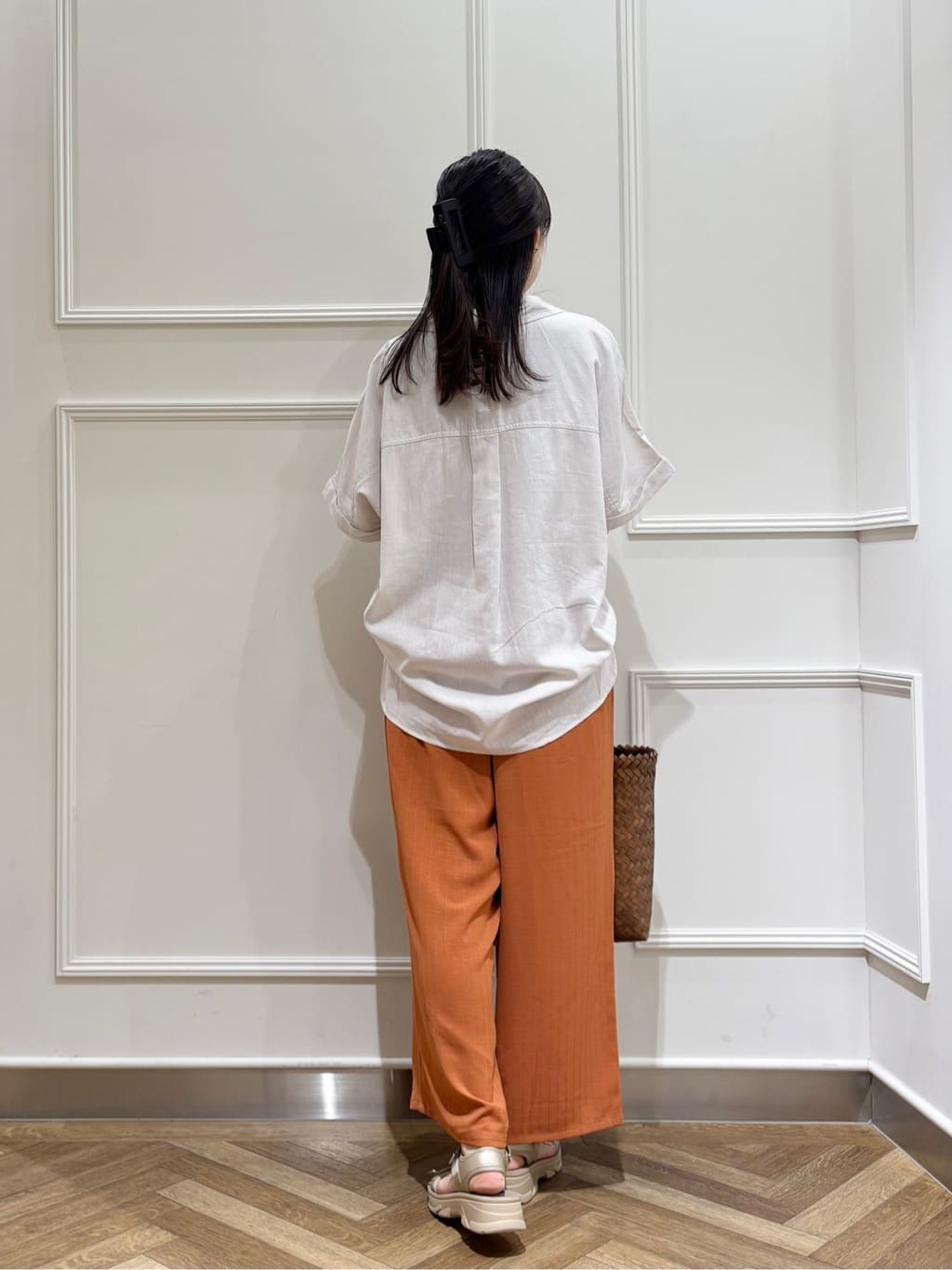 muuさんの「SHOO･LA･RUE｜【S-LL/UV/接触冷感/抗菌防臭】体型を自然にカバー フレンチリネンブレンド襟付ドルマンシャツ」を使ったコーディネート