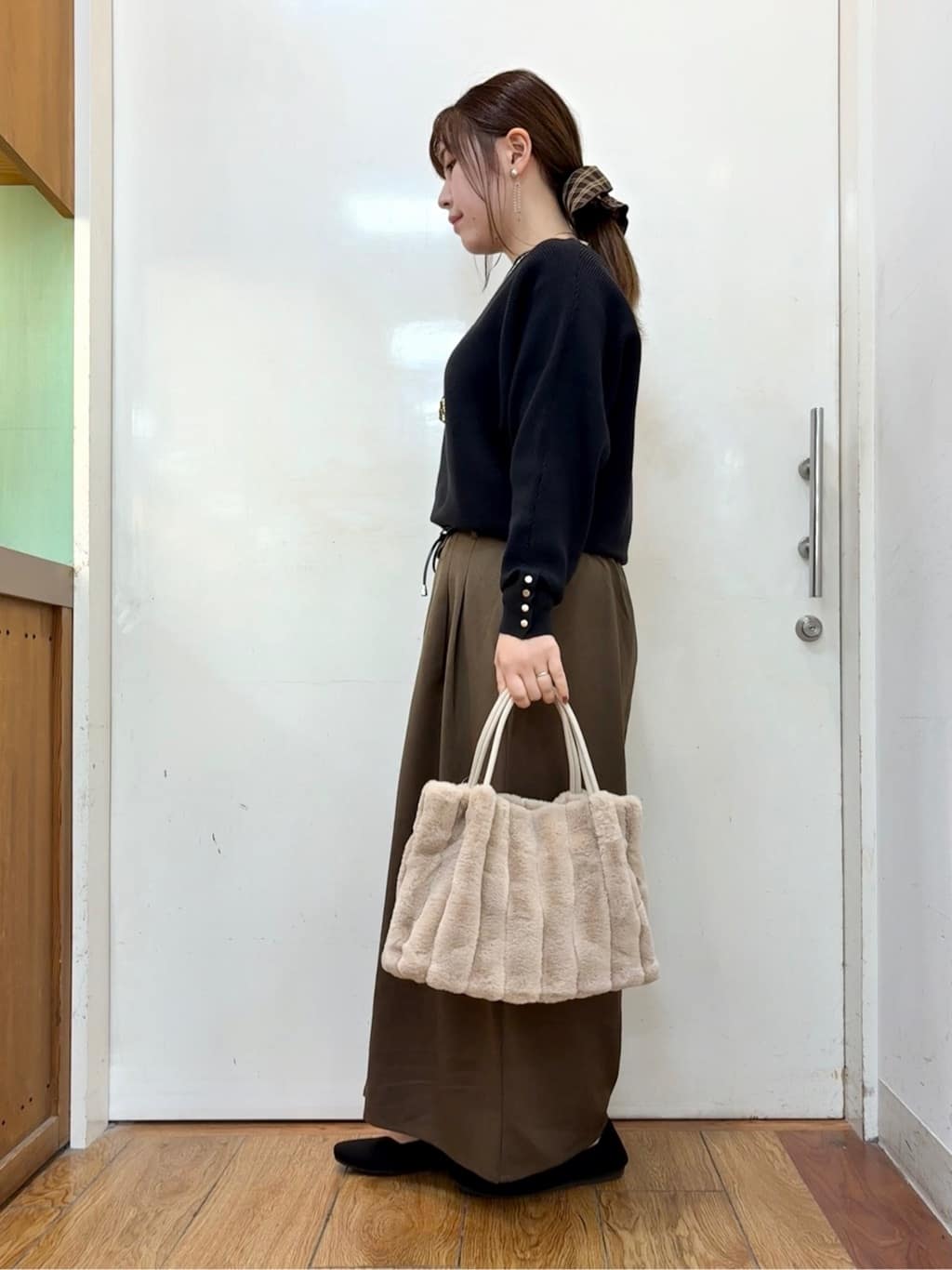 だいわさんの「SHOO･LA･RUE｜【S-LL/2点セット】脚のラインを拾いにくい ベルト付きタックスカーチョパンツ」を使ったコーディネート