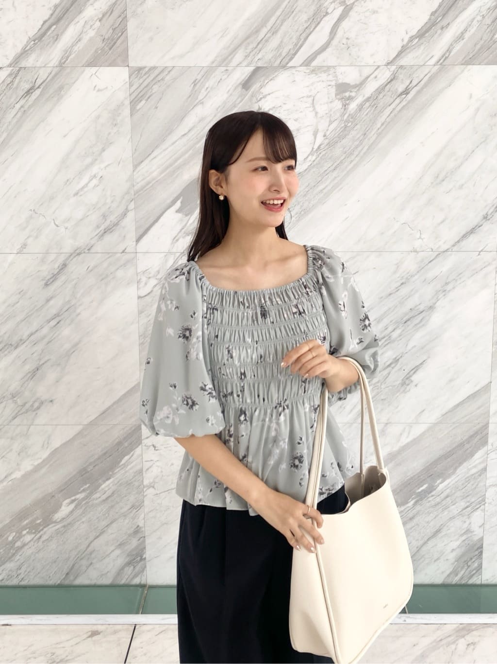 みさかさんの「index｜フラワーシャーリングペプラムブラウス【洗濯機洗い可】」を使ったコーディネート