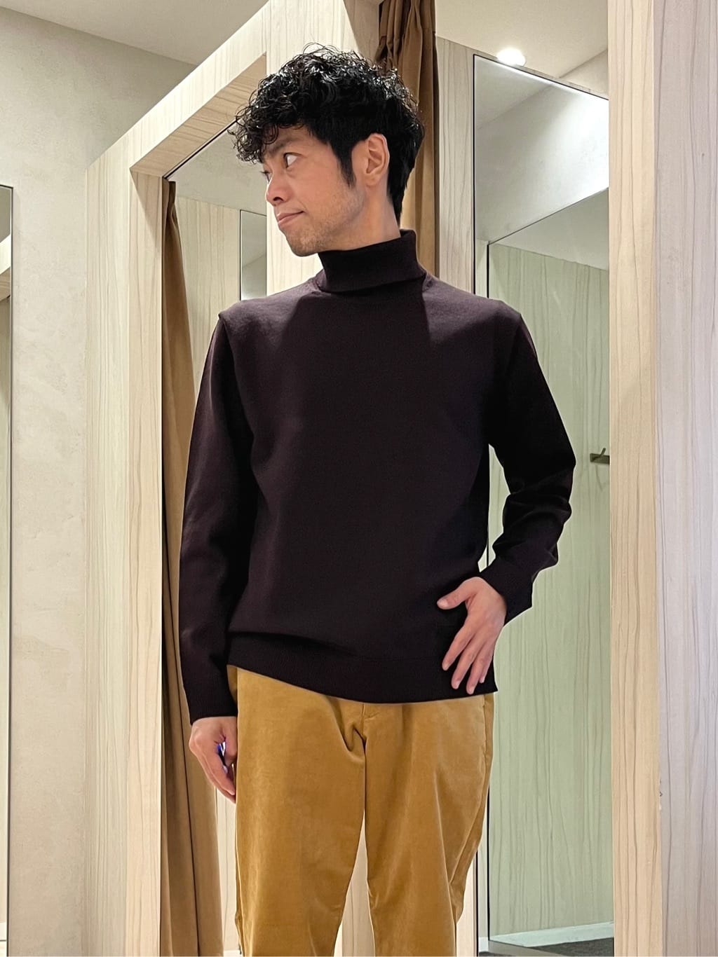 URAさんの「TAKEO KIKUCHI｜アンチピリング タートルネック ニット」を使ったコーディネート