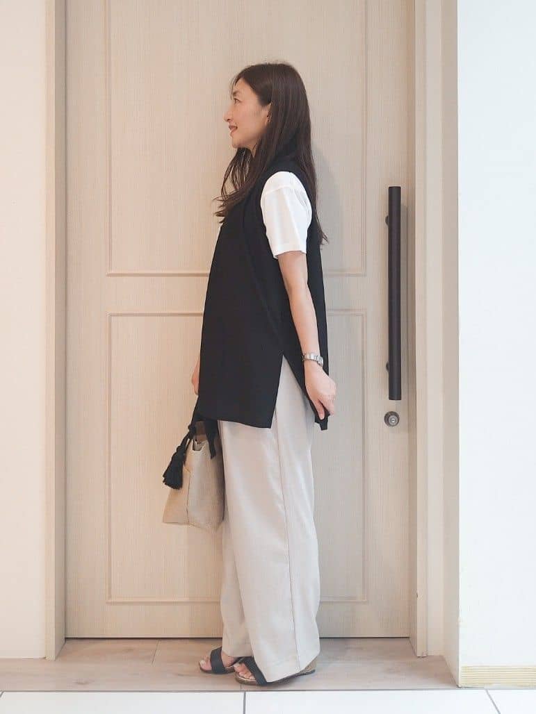 mi-saさんの「SHOO･LA･RUE｜【2点セット】着回しいろいろ ジレ＋ロゴTシャツ」を使ったコーディネート