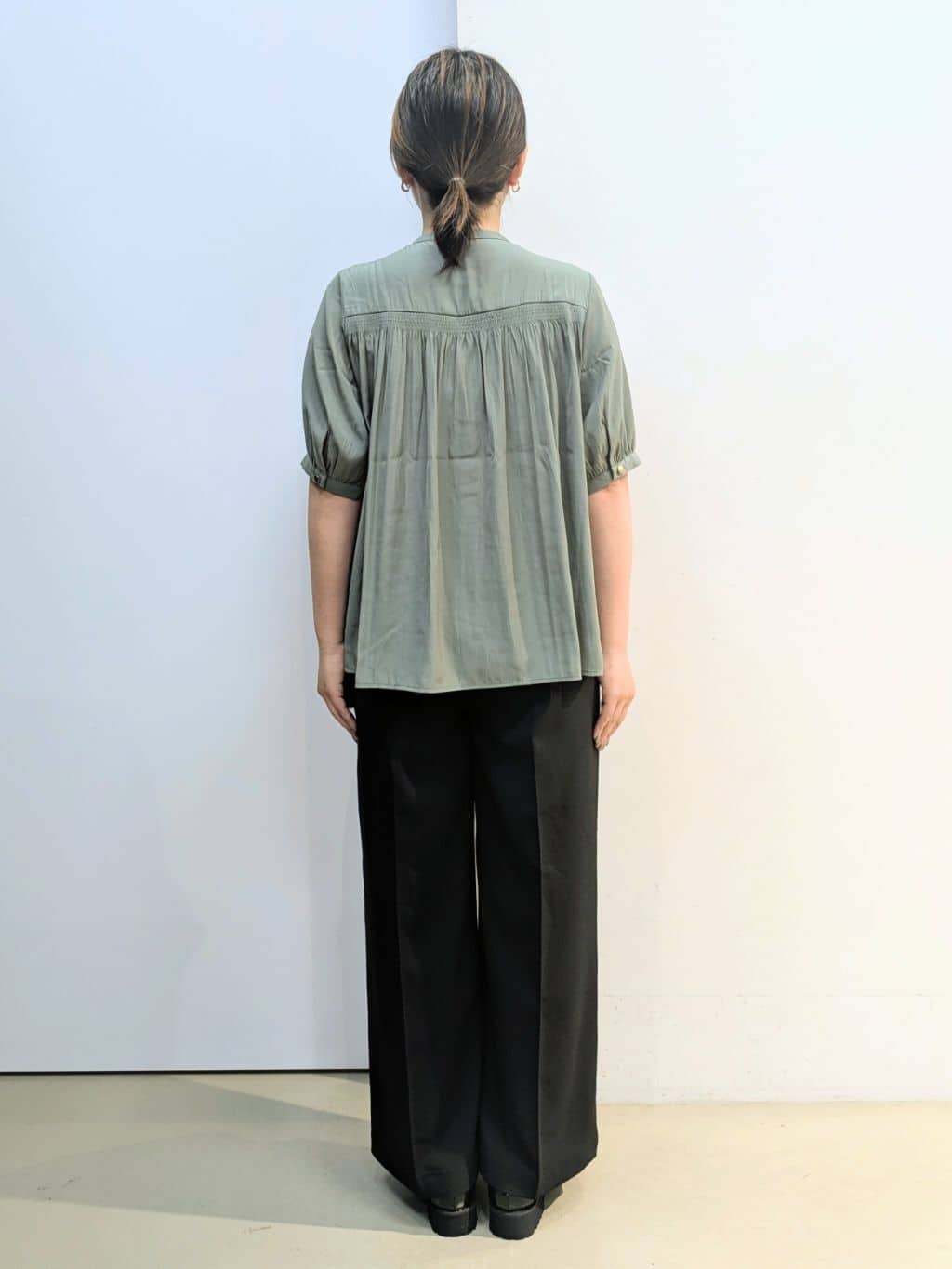 kotoさんの「THE SHOP TK｜【インしなくも決まる】サテンギャザー5分袖ブラウス」を使ったコーディネート