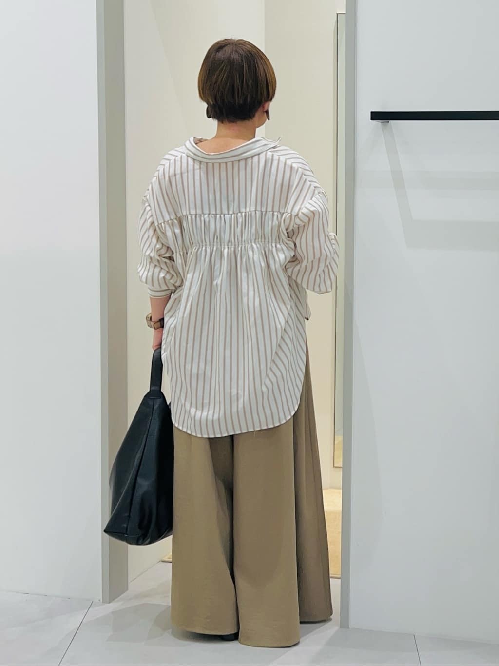 タナさんの「THE SHOP TK｜【後ろ姿もサマになる】ストライプ バックシャーリングシャツ/体型カバー/洗える」を使ったコーディネート