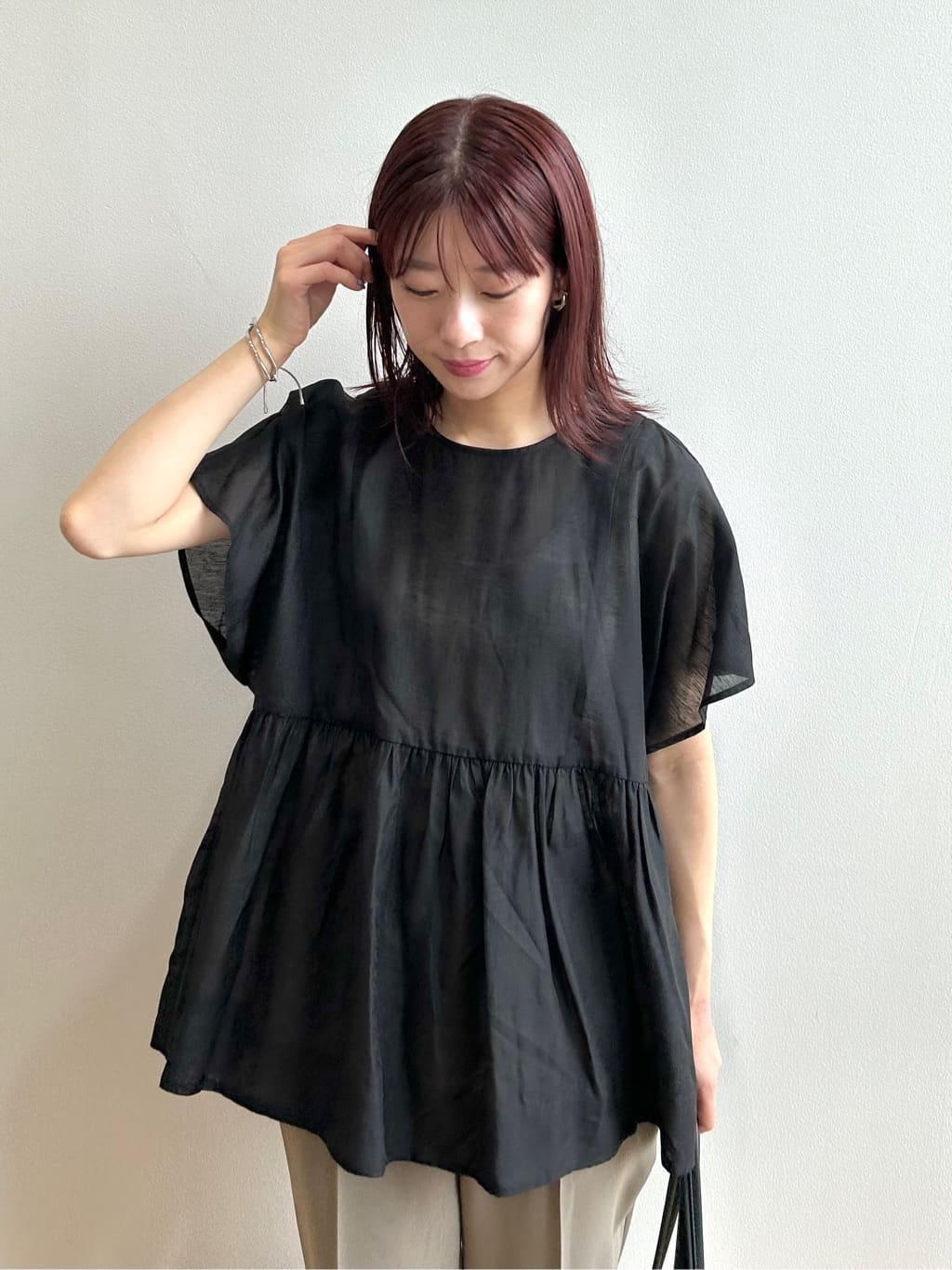 RINAさんの「OPAQUE.CLIP｜麻混シアーペプラムブラウス【洗濯機洗い可】」を使ったコーディネート