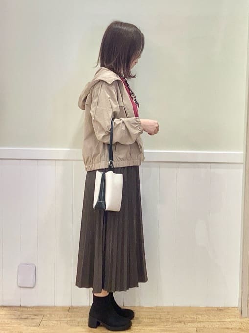 FUJIさんの「SHOO･LA･RUE｜【高レビュー/洗濯後しわになりにくい】1枚でサマ見え 8分袖ドルマンブラウス」を使ったコーディネート