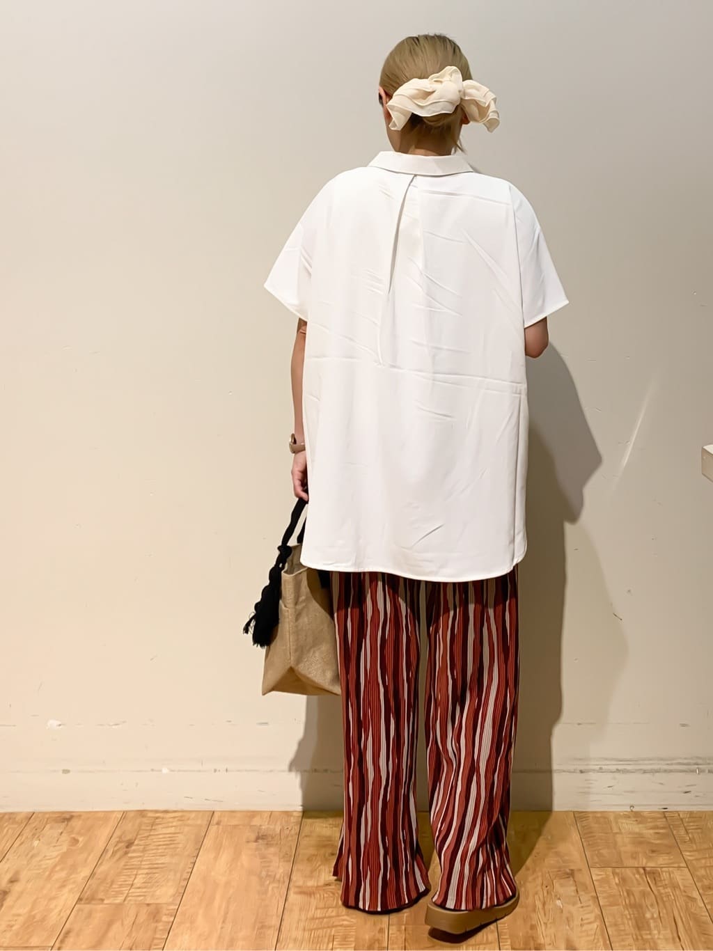 MEGさんの「SHOO･LA･RUE｜【洗える/S-LL/プチプラ】さらっとすっきりきれい見え スキッパーブラウス」を使ったコーディネート