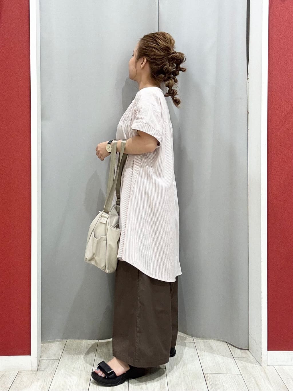shioさんの「SHOO･LA･RUE｜【S-LL/ひんやり/体型カバー】サッカーストライプ Aラインチュニックブラウス」を使ったコーディネート