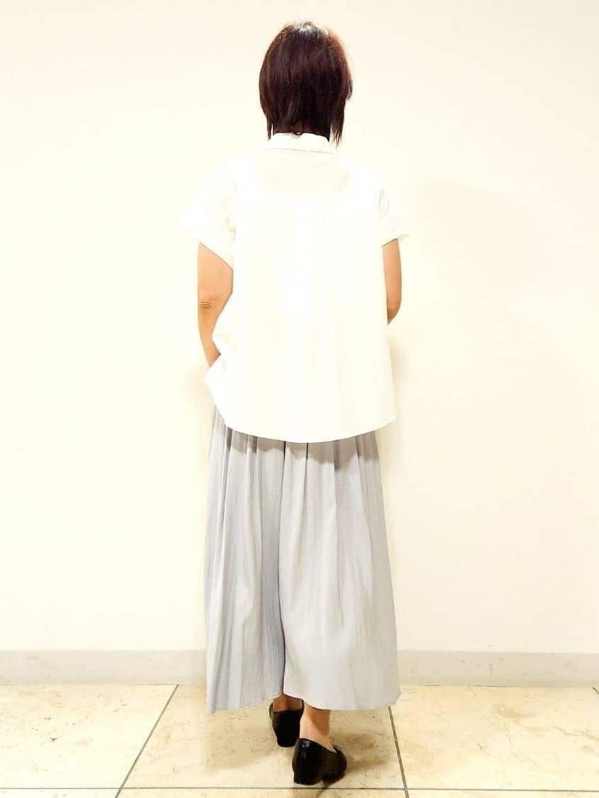 mayumayuさんの「Reflect｜【二の腕さりげなくカバー】シャツ衿オフボディブラウス」を使ったコーディネート