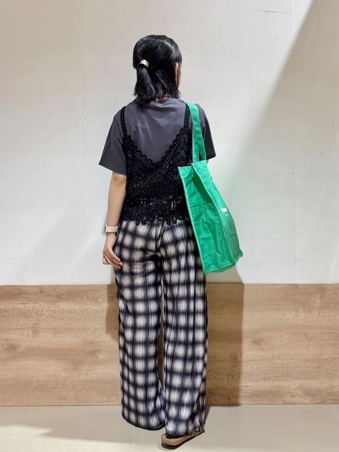 るねさんの「SHOO･LA･RUE｜【2点セット/ひんやり】レースビスチェ＋Tシャツ」を使ったコーディネート