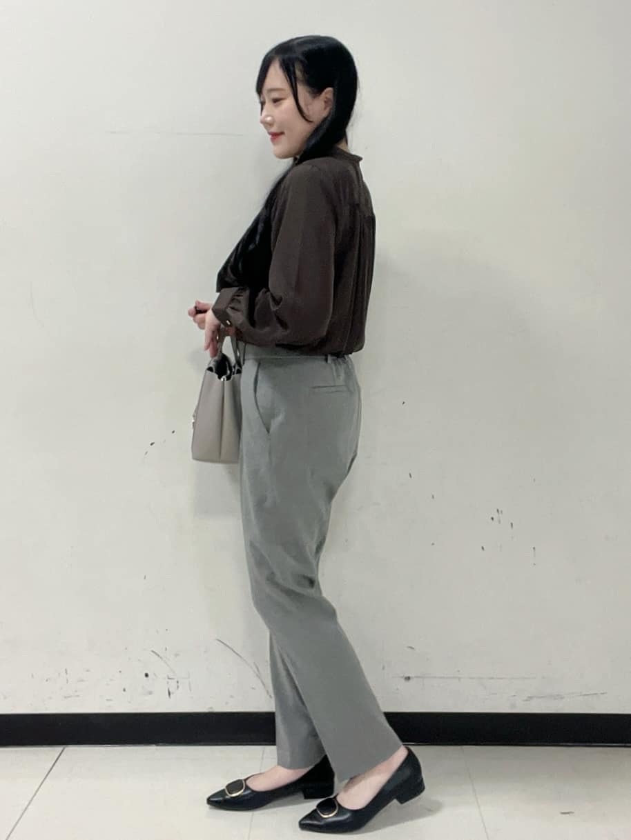 Hitomiさんの「index｜サテンバンドカラーブラウス【洗濯機OK／イージーアイロン】」を使ったコーディネート