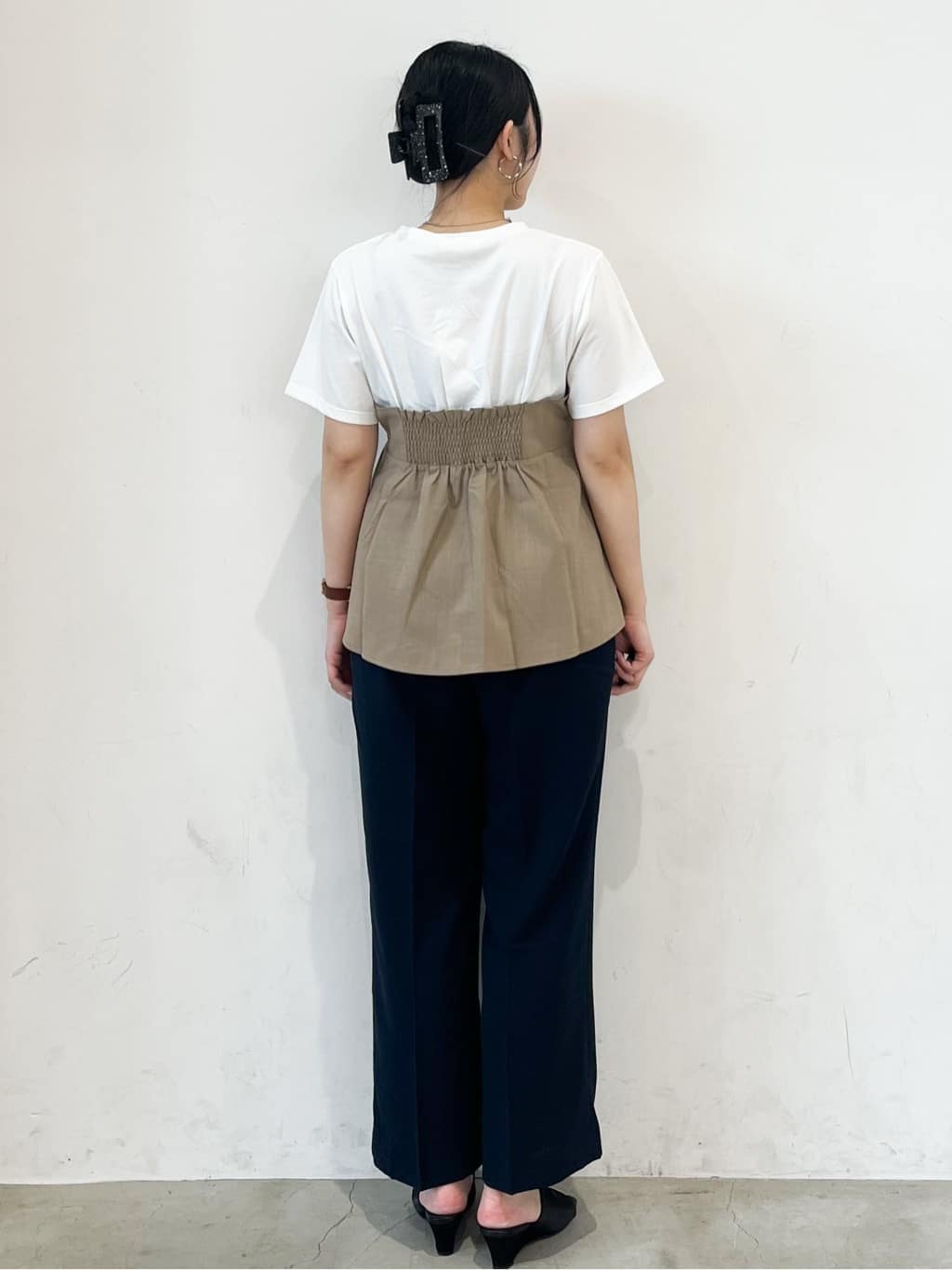 Erinaさんの「OPAQUE.CLIP｜タックビスチェドッキングカットソー【洗濯機洗い可】」を使ったコーディネート