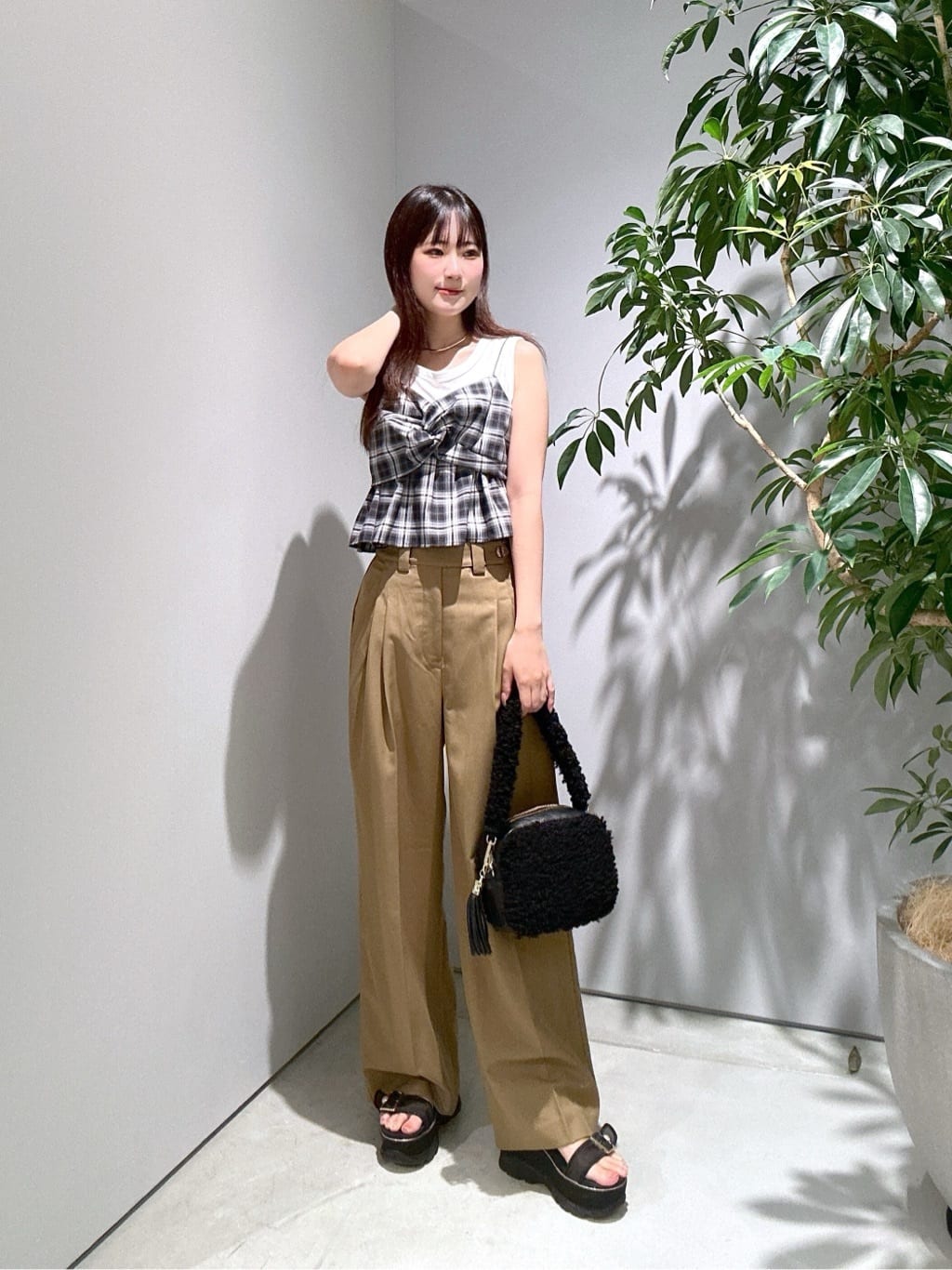 Renoさんの「INDIVI｜オンブレチェックビスチェ」を使ったコーディネート