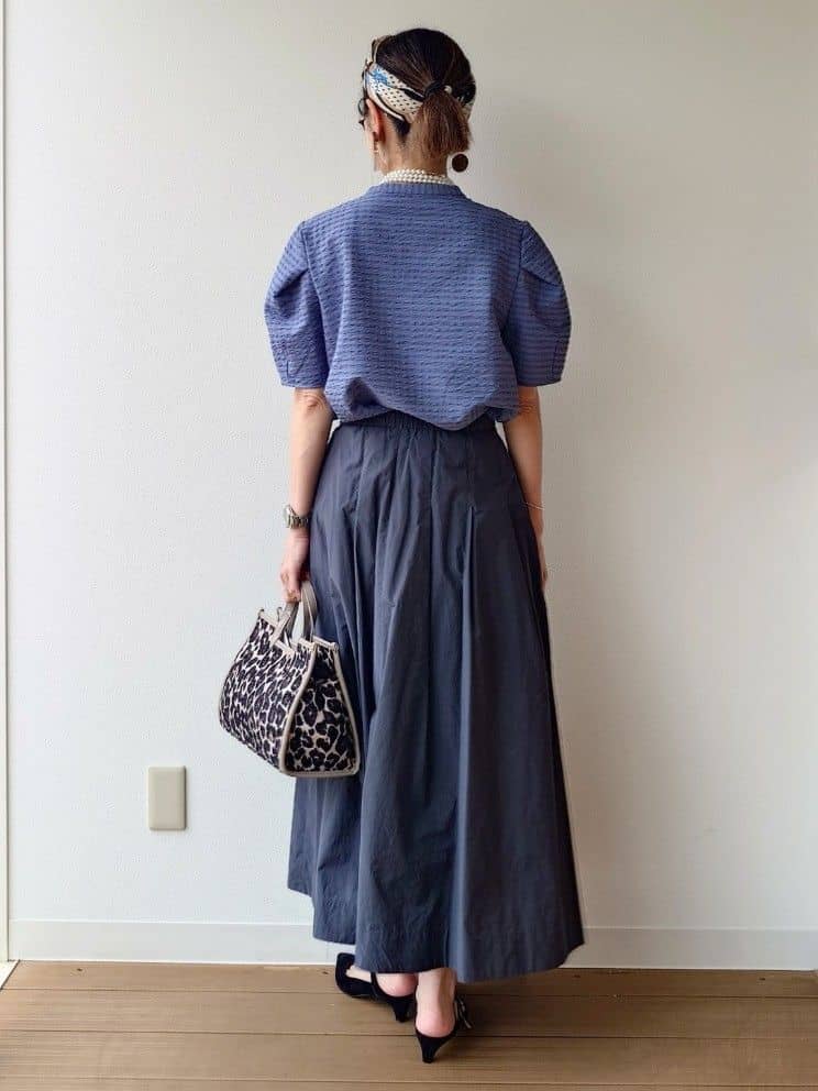 MUTSUKOさんの「UNTITLED｜【吸水速乾/ストレッチ/Vネック】フォルムスリーブ ブラウス」を使ったコーディネート