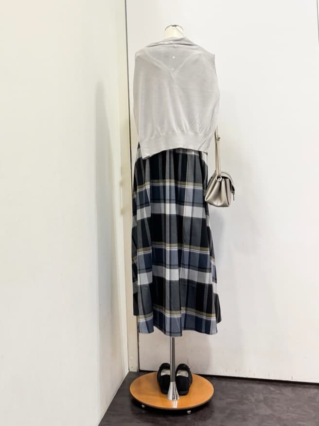 yukariさんの「grove｜さっと二の腕カバー　大人な抜け感シアーラグランVネックカーデ」を使ったコーディネート
