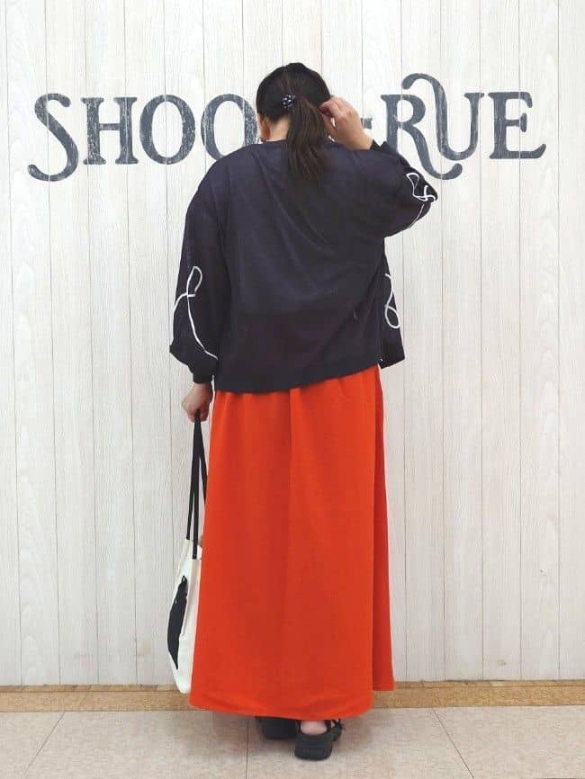 とろろさんの「SHOO･LA･RUE｜【S-LL/汗ジミ軽減/ひんやり/UVカット】フリルTシャツ」を使ったコーディネート