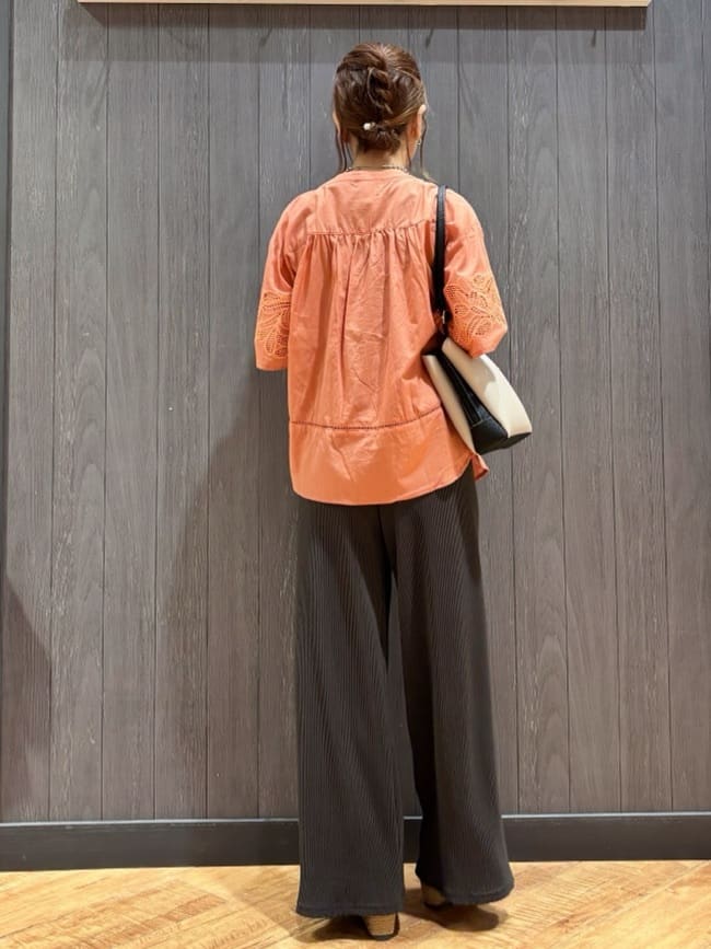 meiさんの「SHOO･LA･RUE｜【S-LL/6分袖】レースデザインで華やか見え お袖刺繍ブラウス」を使ったコーディネート