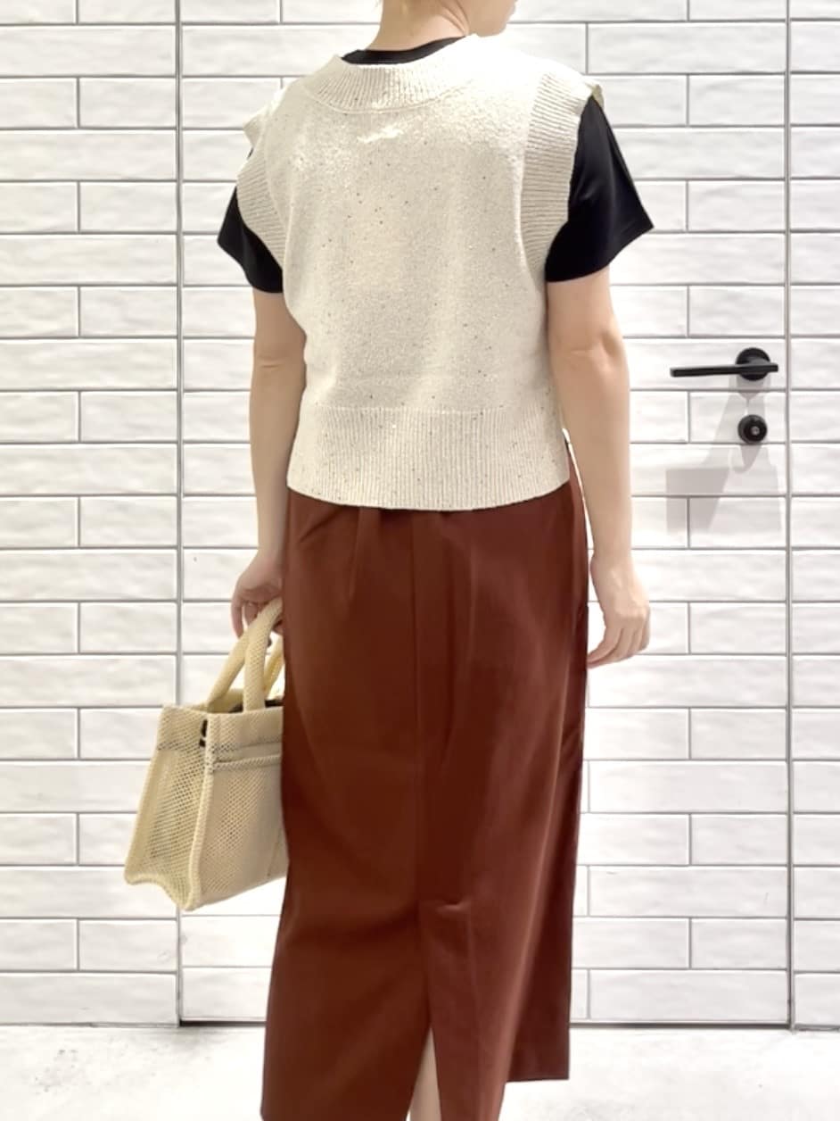 しおりさんの「OPAQUE.CLIP｜メタリック刺繍ロゴTシャツ【接触冷感／洗濯機洗い可】」を使ったコーディネート
