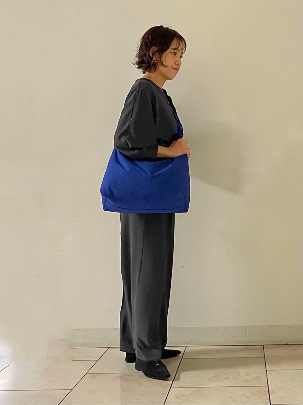 mihoさんの「INDIVI｜【羽織りとしても活躍！】ケープカラーブラウス」を使ったコーディネート