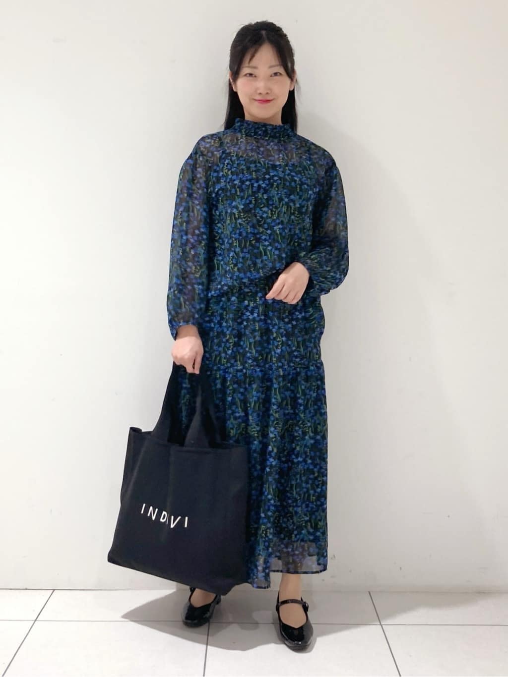 momokoさんの「INDIVI｜【秋映え柄/セットアップ可能】フラワーシフォンブラウス」を使ったコーディネート