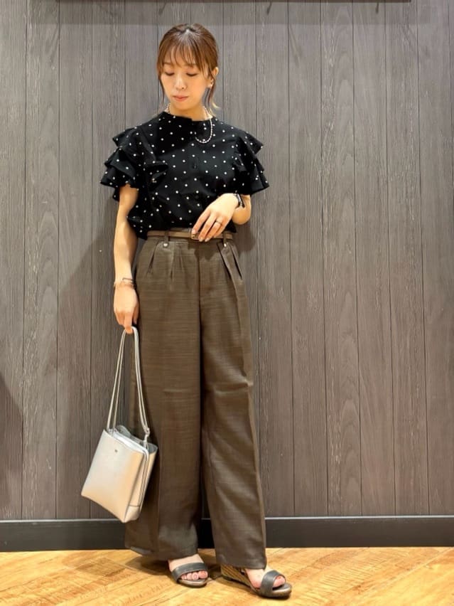 meiさんの「SHOO･LA･RUE｜【無地/ドット柄】お袖フリルが華やぐ きれいめブラウス」を使ったコーディネート