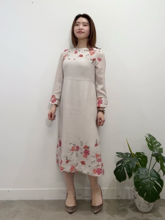 Suma Una本部スタッフさんの「SunaUna｜【co creation and yours／SS～L】花柄パネルワンピース」を使ったコーディネート