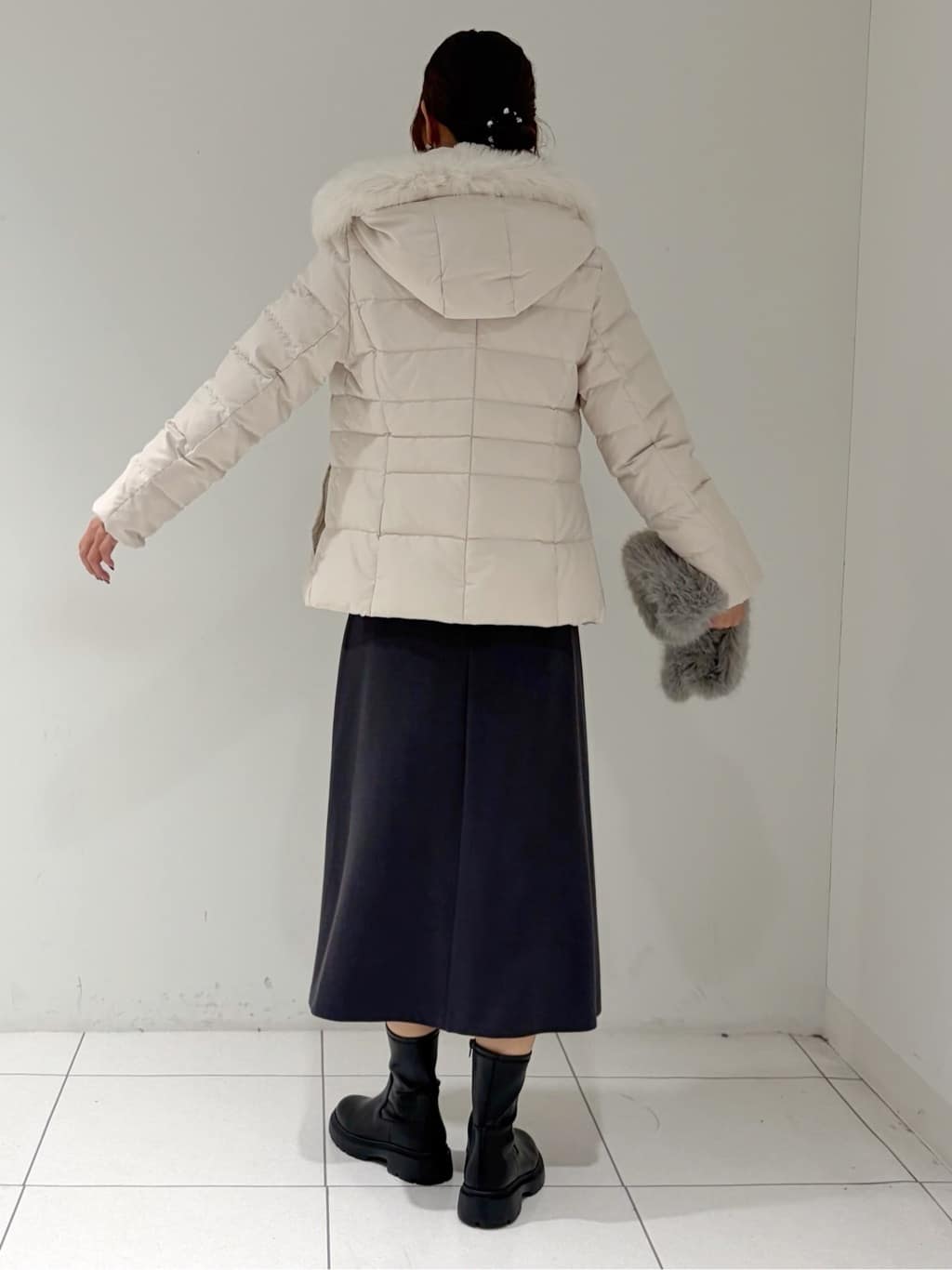 shioriさんの「INDIVI｜【名品／撥水／抗菌防臭】ショート丈リサイクルダウンコート」を使ったコーディネート