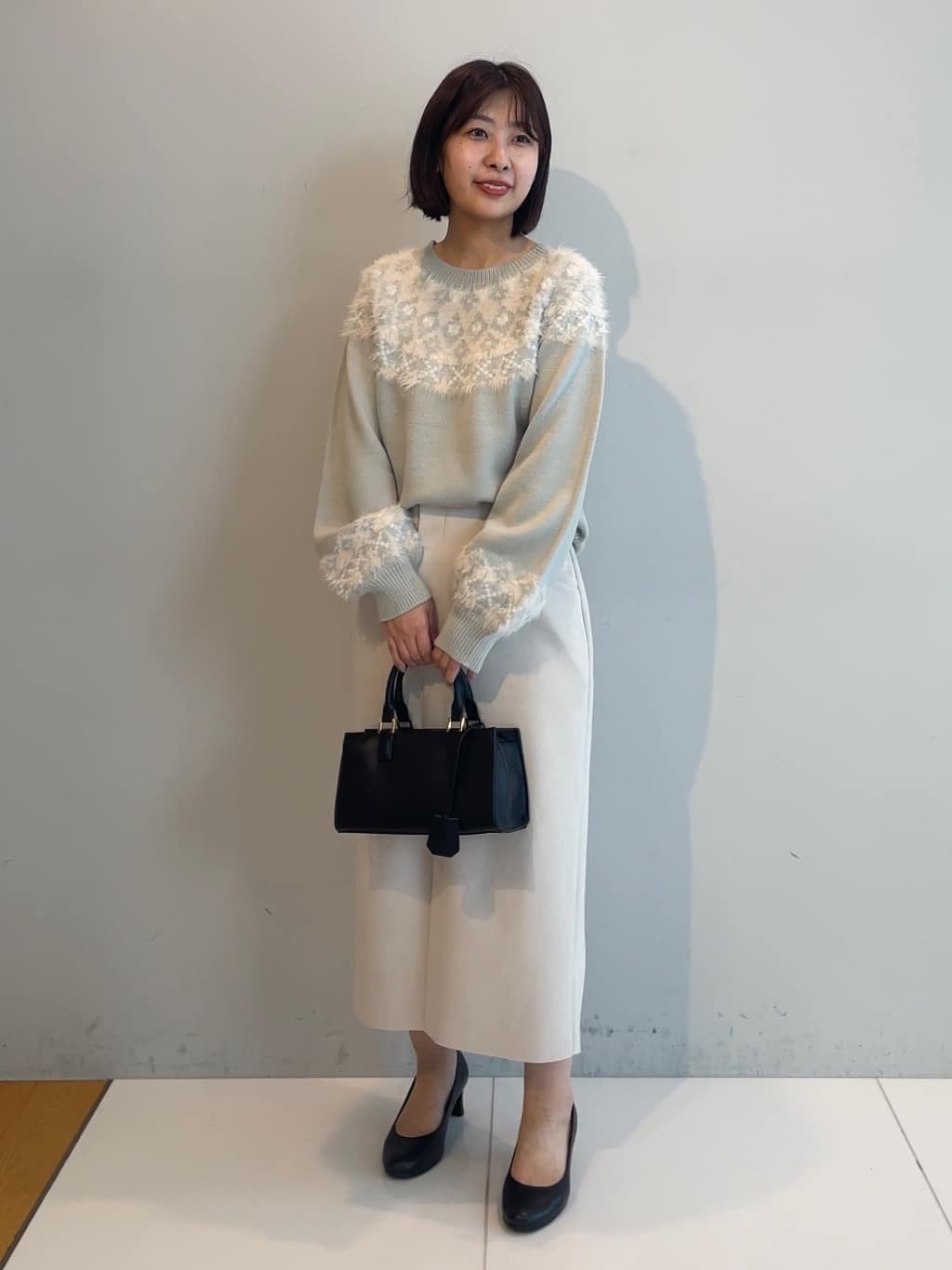 abeさんの「Couture brooch｜【洗える・ストレッチ・通勤】スエード調ダンボールIラインスカート」を使ったコーディネート