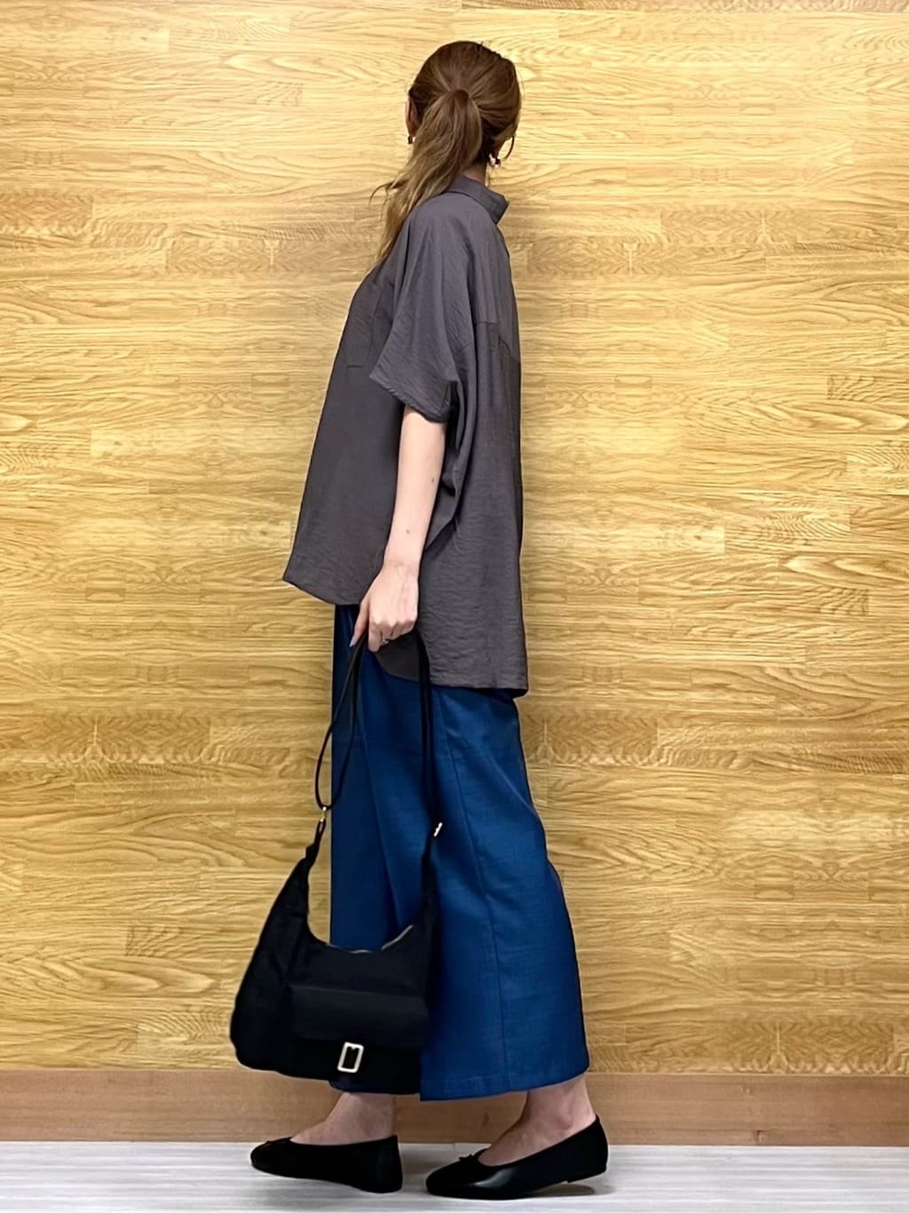 もすさんの「SHOO･LA･RUE｜【洗える/S-LL/5分袖】1枚でも羽織としても。さらさらドレープシャツ」を使ったコーディネート