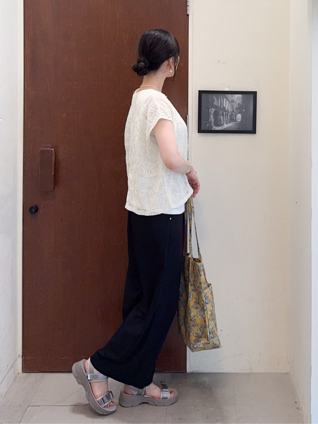 𝐇𝐢𝐫𝐨𝐦𝐢さんの「SHOO･LA･RUE｜【2点セット】刺繍レーストップス」を使ったコーディネート
