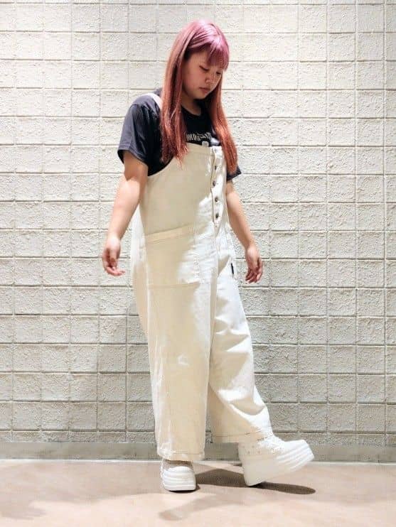 まいまいさんの「ESPERANZA｜【EC先行販売】きゅんフィット厚底フラットキルティングスタッズスニーカー」を使ったコーディネート