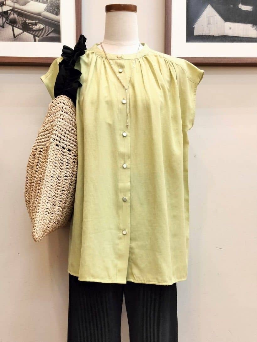 うっちーさんの「SHOO･LA･RUE｜【S-LL/洗濯後しわになりにくい】上品にきれい見え スラブギャザーブラウス」を使ったコーディネート