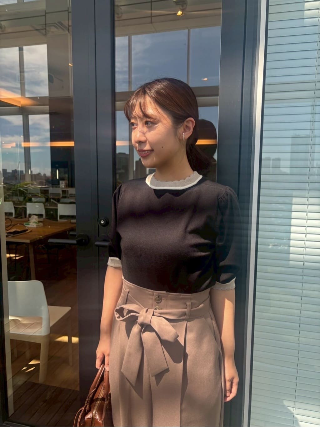 abeさんの「Couture brooch｜【帯電防止・通勤】ウエストリボン サスペンダー付きワイドパンツ」を使ったコーディネート