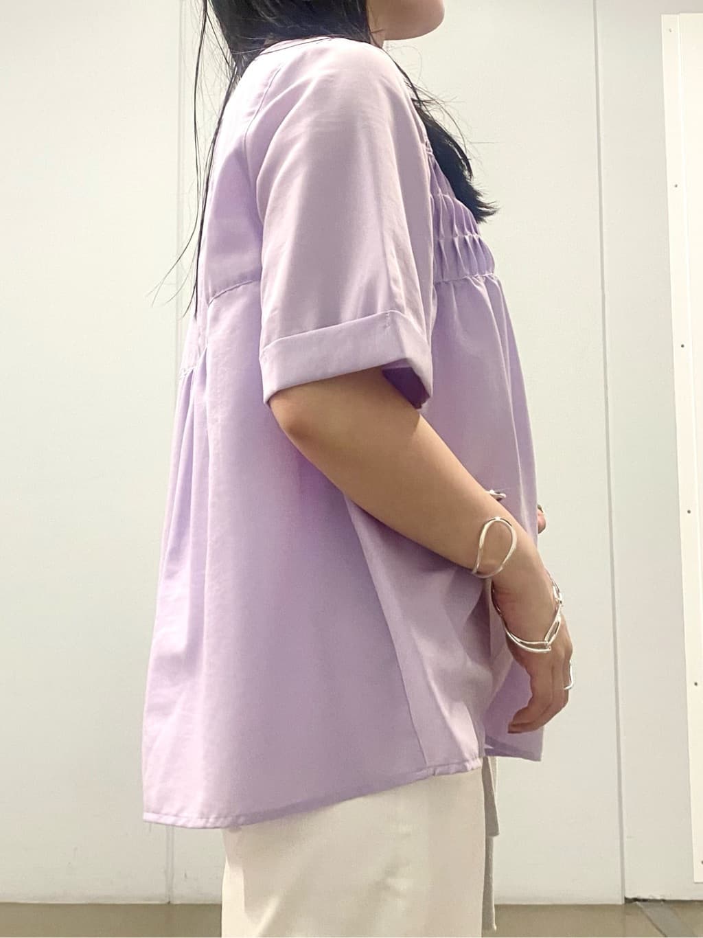 misakiさんの「INDIVI｜【褒められデニム】ワイドストレート デニムパンツ」を使ったコーディネート