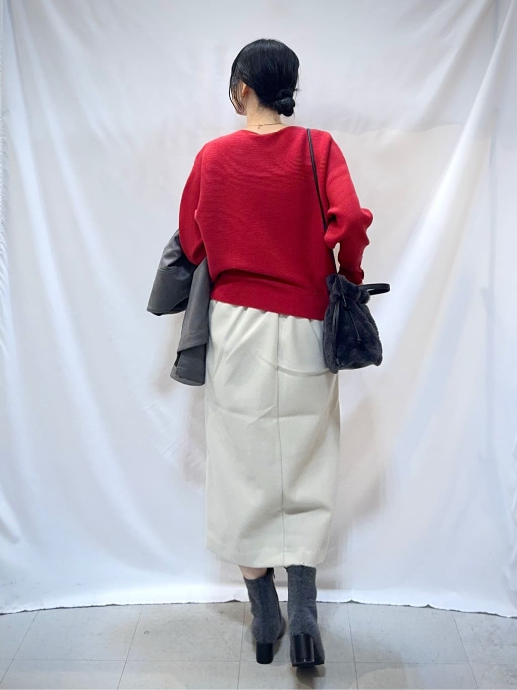 𝐇𝐢𝐫𝐨𝐦𝐢さんの「SHOO･LA･RUE｜【S-LL/あったか】すらりときれい見え ベイカー風ナロースカート」を使ったコーディネート