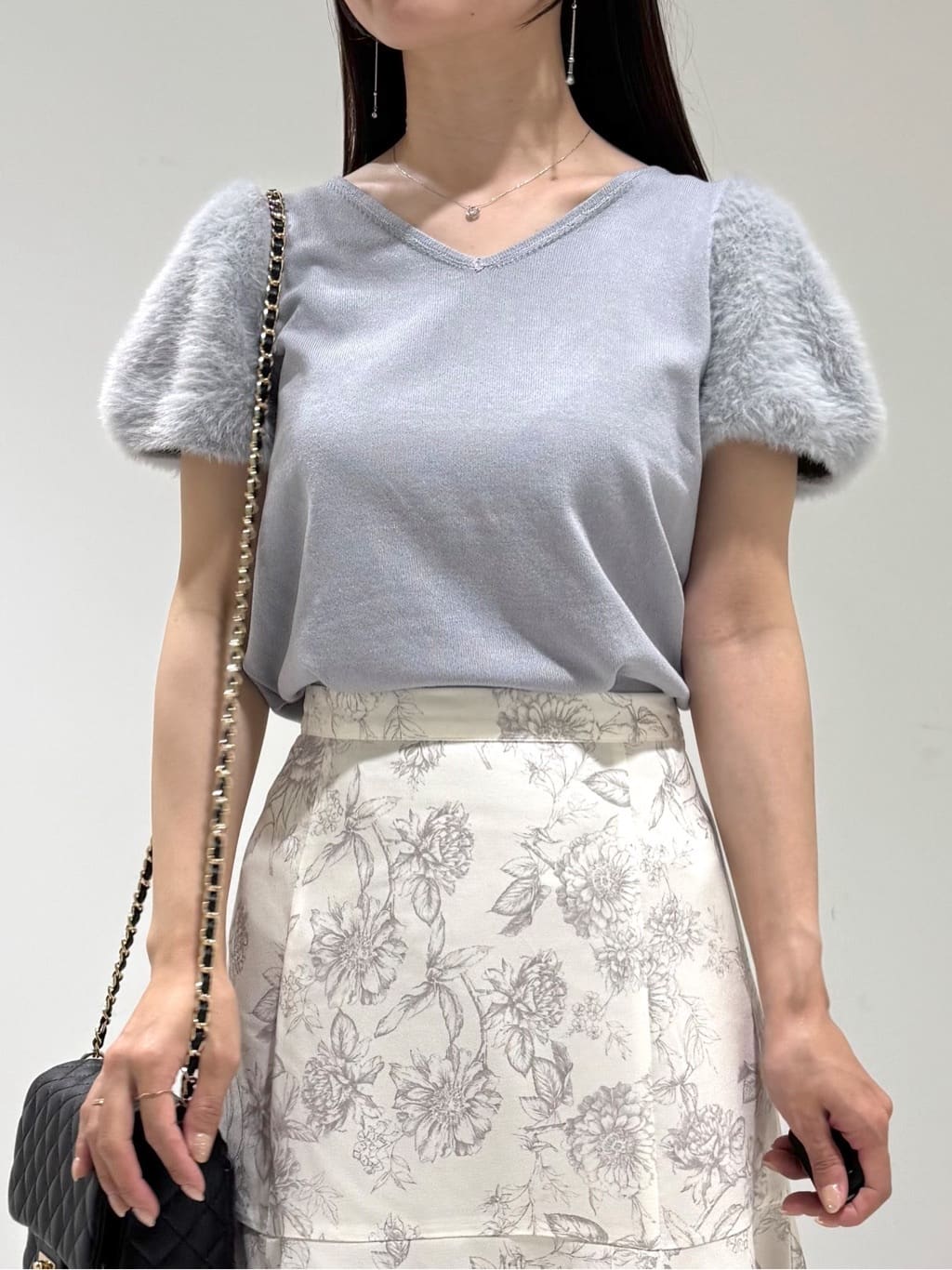 kozuさんの「index｜《6色展開》フェザーパフスリーブVネックニット【洗濯機洗い可】」を使ったコーディネート