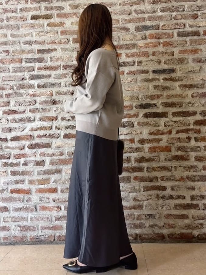 tokiさんの「THE SHOP TK｜【すっきりシルエットが叶う】大人のためのVネックニット/毛玉になりにくい/静電気防止/洗濯機OK」を使ったコーディネート