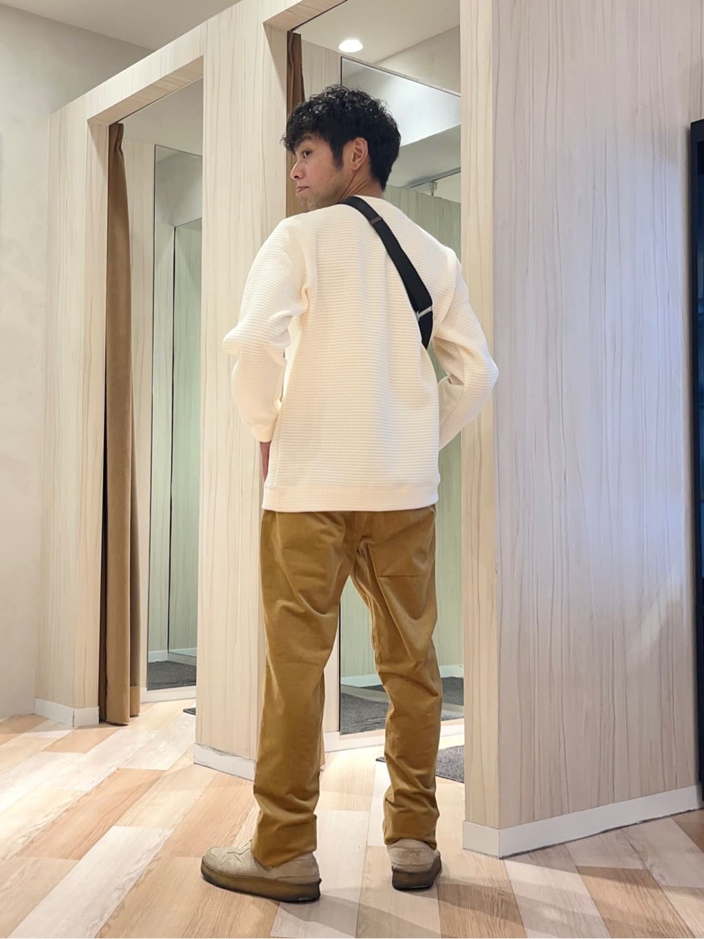 URAさんの「TAKEO KIKUCHI｜サイドゴアストレッチコーデュロイパンツ」を使ったコーディネート