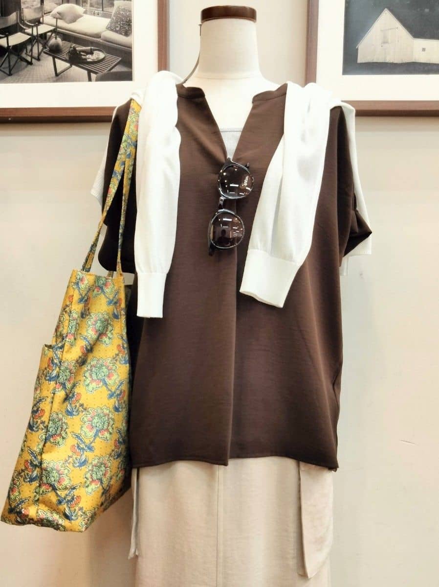 うっちーさんの「SHOO･LA･RUE｜【S-LL/セットアップ可/ひんやり】きちんと見えで上品 お袖タック スキッパーブラウス」を使ったコーディネート