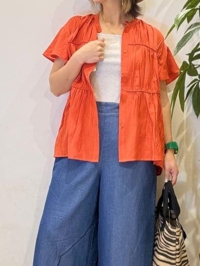 misakiさんの「SHOO･LA･RUE｜【洗える/S-LL/ひんやり】金ボタンがアクセント　大人のデニムガウチョパンツ」を使ったコーディネート
