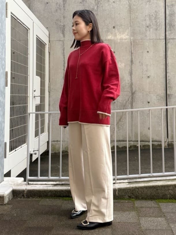 chさんの「THE SHOP TK｜【インしないで着られる】金ボタン ハイネックニット/毛玉になりにくい/静電気防止/洗濯機OK」を使ったコーディネート