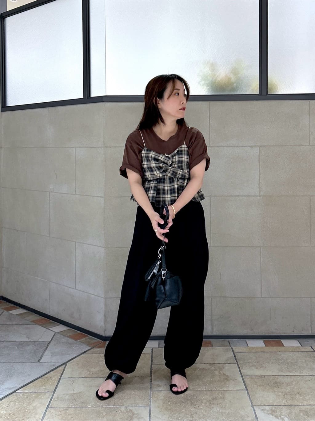 よねさんの「INDIVI｜ウエストギャザーパンツ」を使ったコーディネート