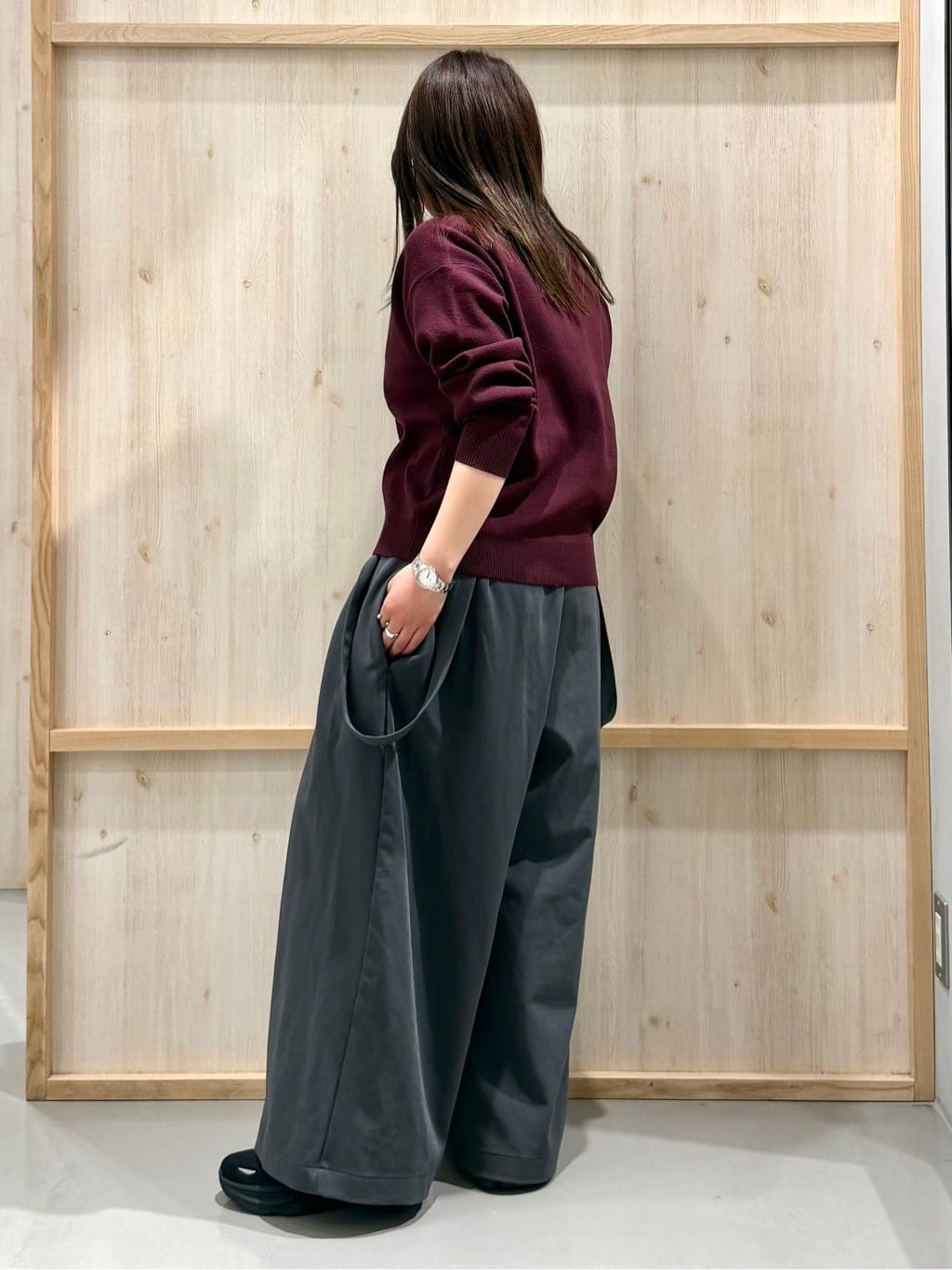 nanaさんの「THE SHOP TK｜【すっきりシルエットが叶う】大人のためのVネックニット/毛玉になりにくい/静電気防止/洗濯機OK」を使ったコーディネート