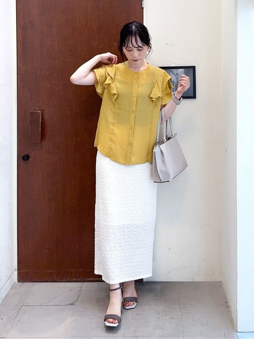 𝐇𝐢𝐫𝐨𝐦𝐢さんの「SHOO･LA･RUE｜【無地/ドット柄】お袖フリルが華やぐ きれいめブラウス」を使ったコーディネート