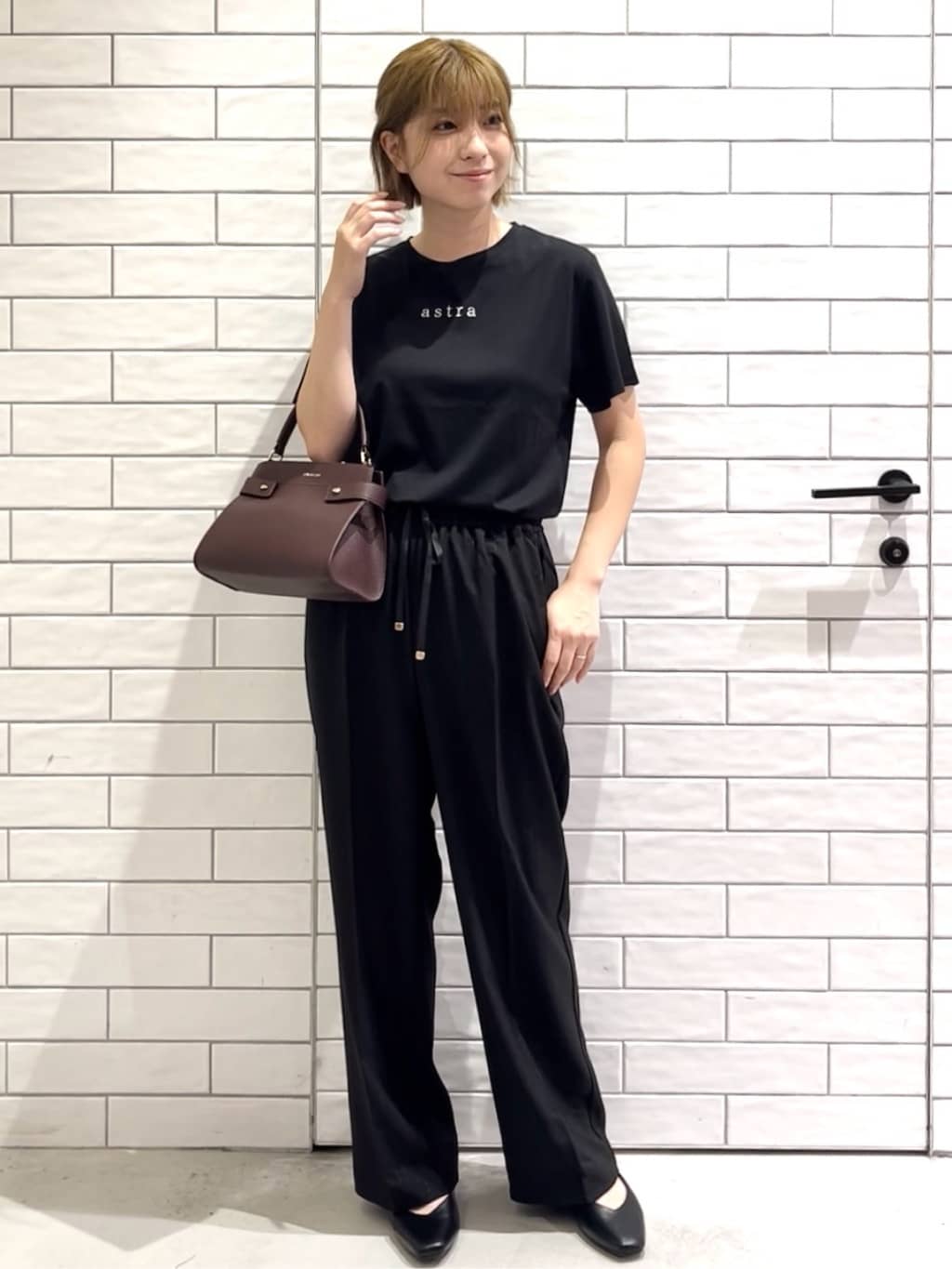 しおりさんの「OPAQUE.CLIP｜メタリック刺繍ロゴTシャツ【接触冷感／洗濯機洗い可】」を使ったコーディネート
