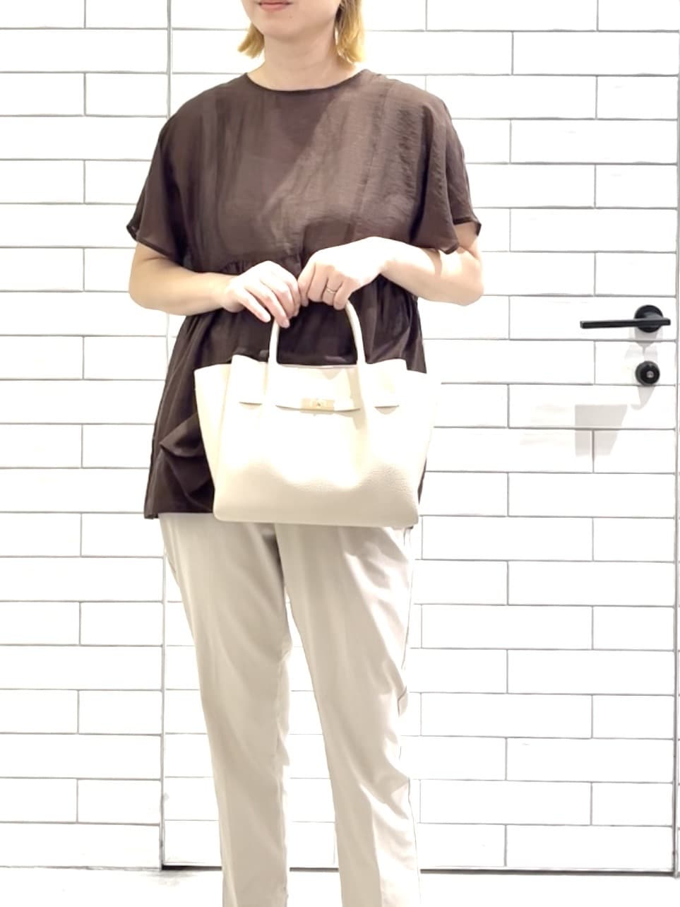 しおりさんの「OPAQUE.CLIP｜麻混シアーペプラムブラウス【洗濯機洗い可】」を使ったコーディネート