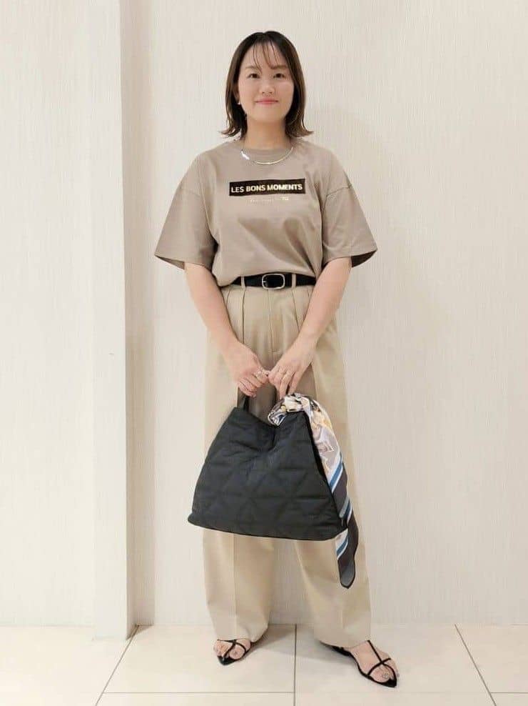 naokoさんの「UNTITLED｜【コットン100/ゆったり/ショート丈/洗える】ベロアロゴTシャツ」を使ったコーディネート